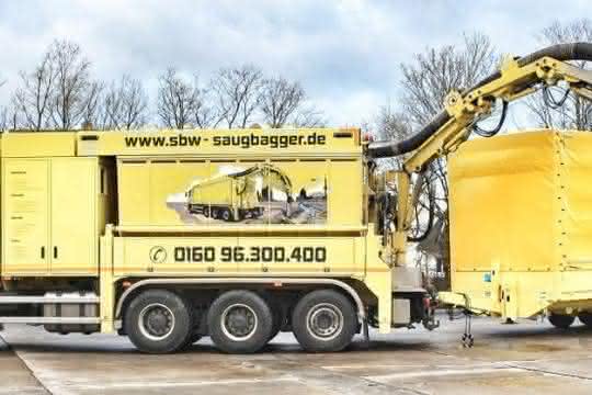 Tieflader mit Saugbagger kombiniert Tieflader mit Saugbagger kombiniert