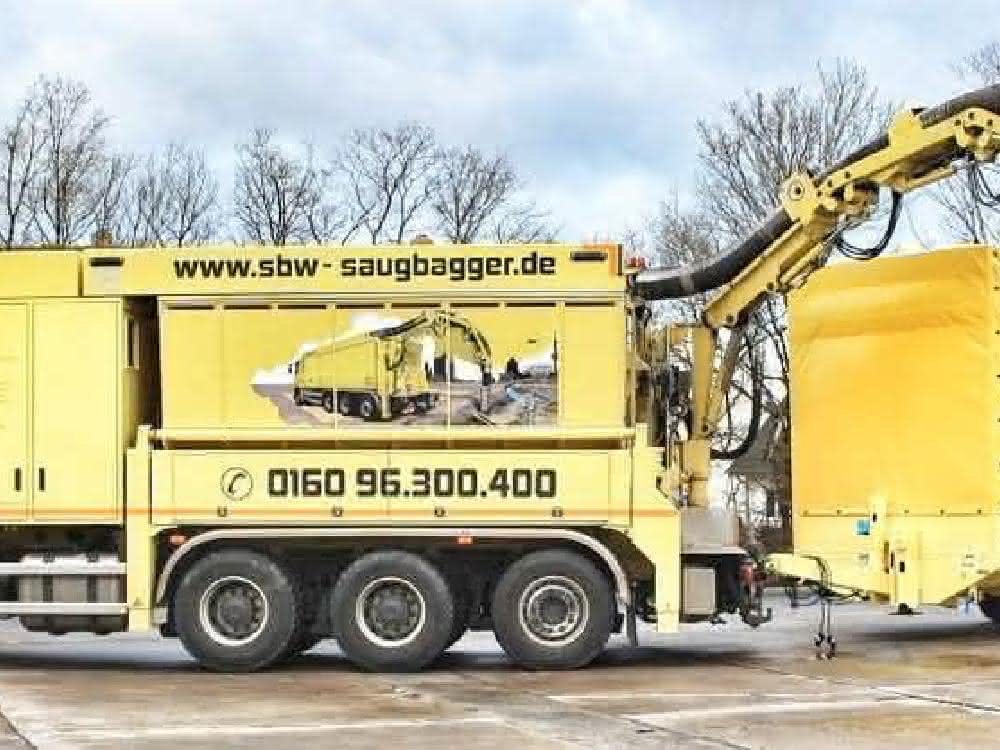 Tieflader mit Saugbagger kombiniert