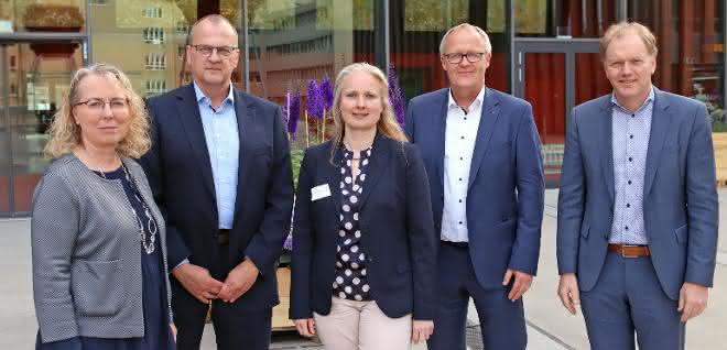 Vorstand gewählt: Dominique Bouwes wird Vorstandsvorsitzende des IVAM Bärbel Schilling, Matthias Lorenz, Dominique Bouwes, Martin Hovestadt und Dr. Albert Hasper (IVAM-Vorstand)