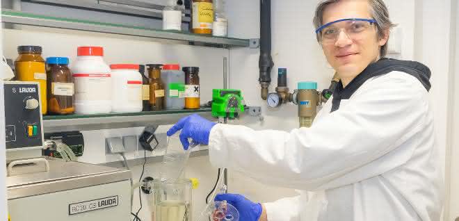Dr. Christian Sonnendecker im Labor