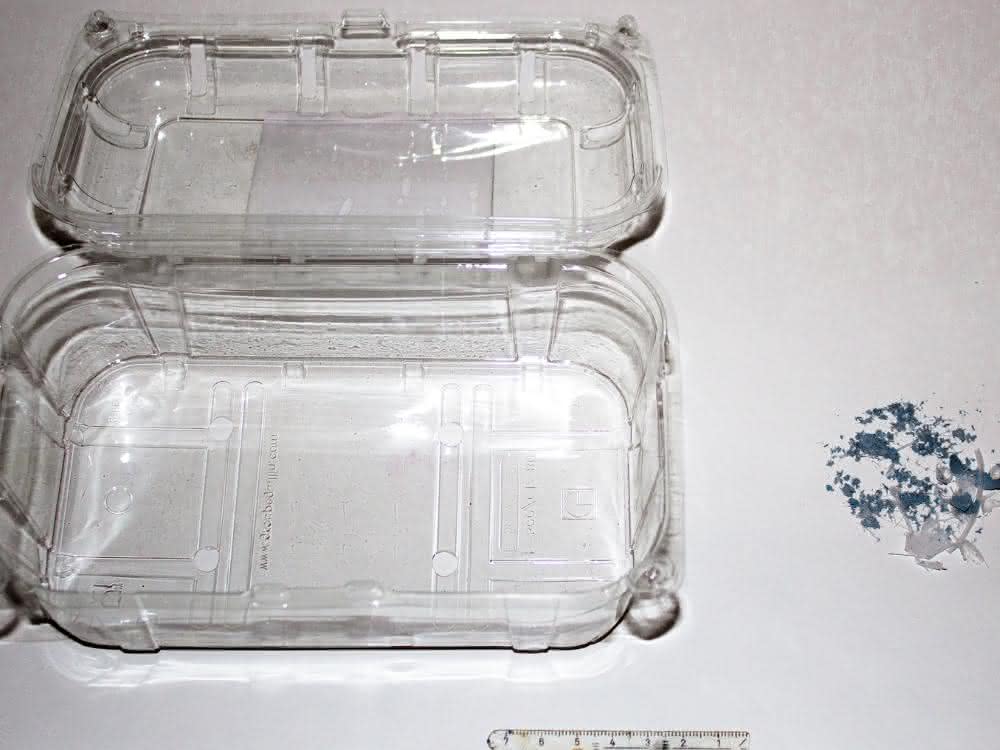 PET-Verpackung und die Reste nach der Zersetzung