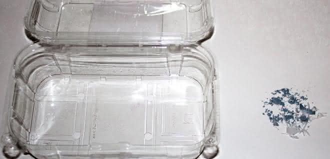 PET-Verpackung und die Reste nach der Zersetzung