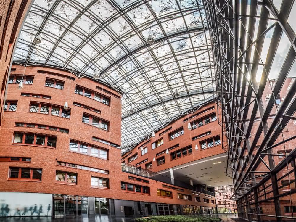 Wissenstransfer und Austausch: Jahrestagung der Laborbranche in Leipzig Atrium auf dem Campus der Biocity Leipzig