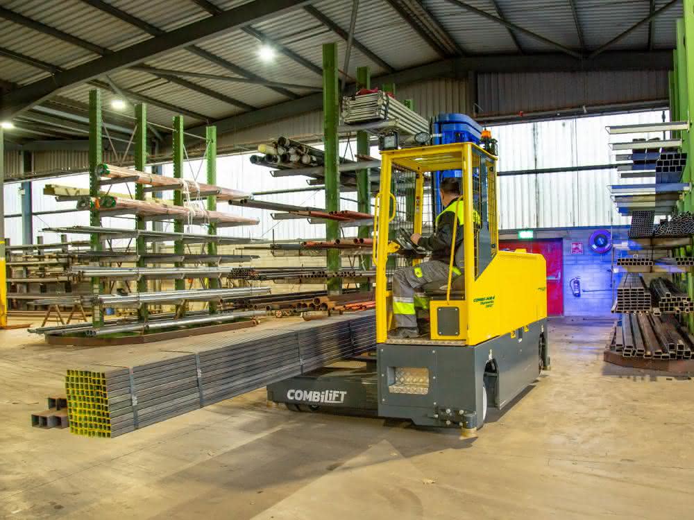 Four-wheel sideloader