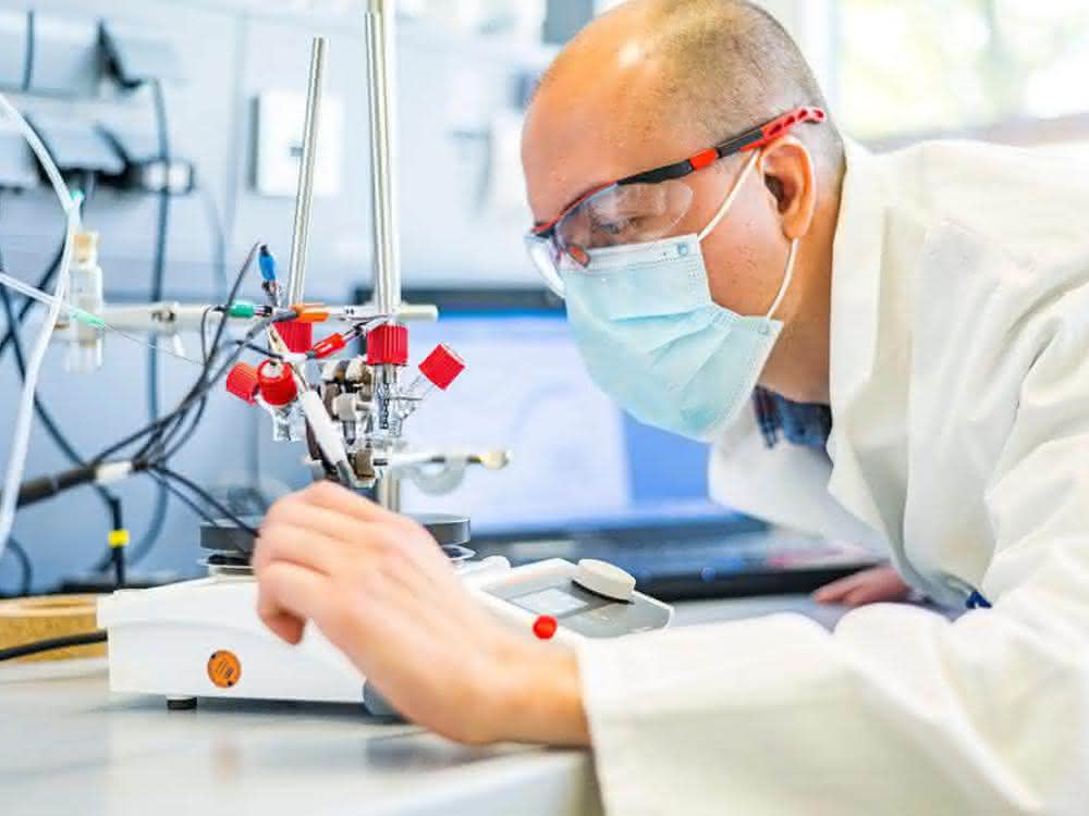 Bioelektrokatalytische Synthese mit Kohlendioxid-Fixierung: Aus CO<sub>2</sub> könnten nützliche Chemikalien werden Dr. Leonardo Castañeda-Losada bei Arbeiten im Labor