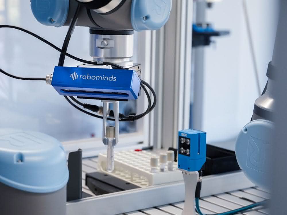 Proben- und Mikrotiterplatten-Handling: Robotik für automatisierte Abläufe im Labor Roboterzelle für Probenhandling (Greifer transportiert ein Probenröhrchen)