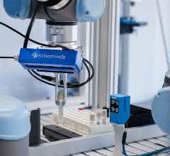 Roboterzelle für Probenhandling (Greifer transportiert ein Probenröhrchen)