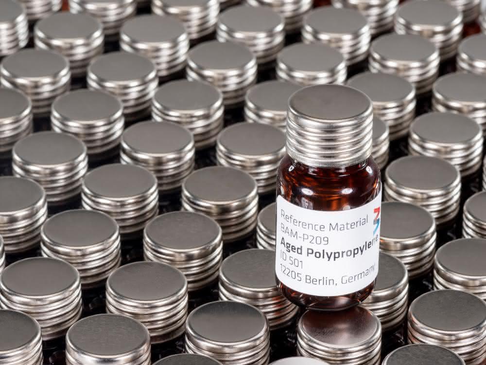 Referenzmaterialien, Prüfmittel und Ringversuche: Webshop für BAM-Referenzmaterialien modernisiert Fläschchen mit Referenzmaterial