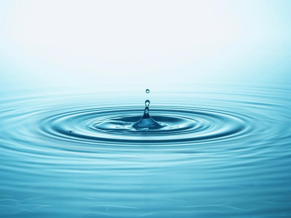 Wasseroberfläche mit Wassertropfen