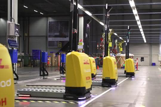 Inductive charging in the warehouse: More efficiency with AMR from Lowpad