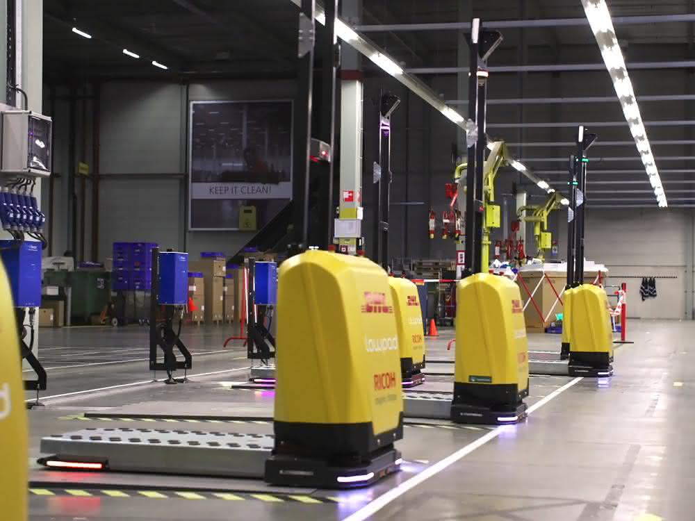 Inductive charging in the warehouse: More efficiency with AMR from Lowpad