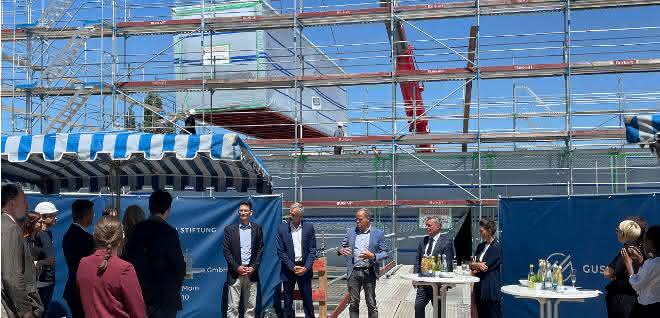 Modulares Baukonzept: Im Heidelberg Innovation Park entsteht ein mehrgeschossiges Laborgebäude Projektverantwortliche und Gäste anlässlich der Modulstellung des ersten Bauabschnitts