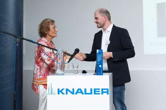 Roswitha Knauer gratuliert dem Preisträger Markus Matz