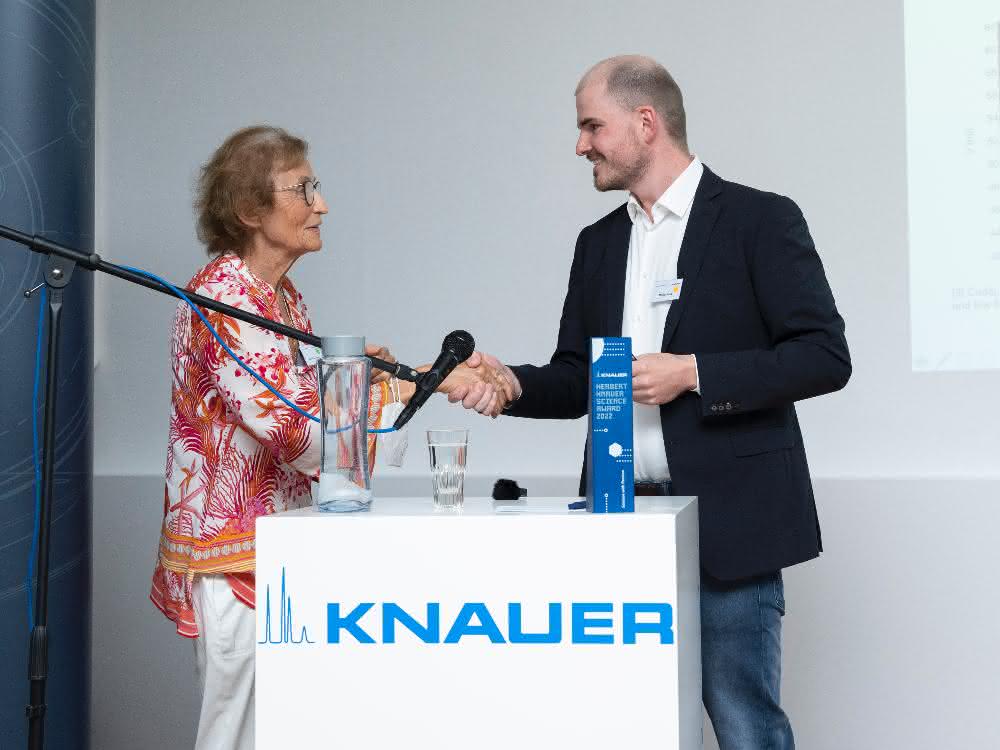 Roswitha Knauer gratuliert dem Preisträger Markus Matz