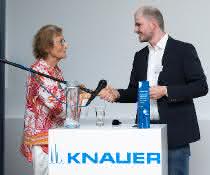 Roswitha Knauer gratuliert dem Preisträger Markus Matz