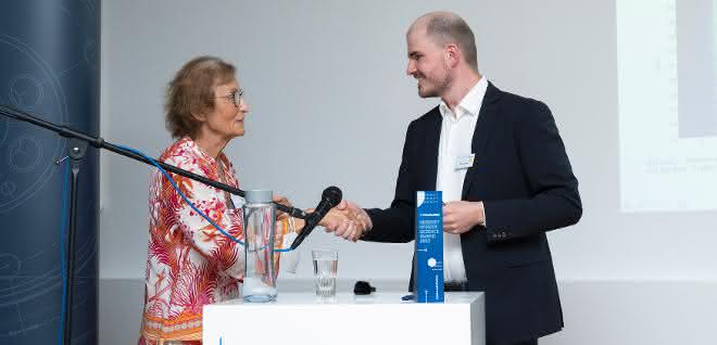 Roswitha Knauer gratuliert dem Preisträger Markus Matz