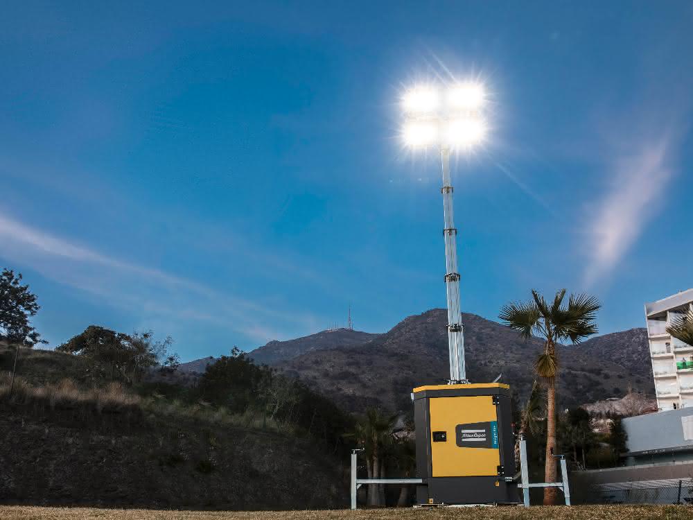 Baustelle: Leiser LED-Lichtmast für Baustellen in der Innenstadt Atlas Copco hat einen neuen, extrem leisen, dieselbetriebenen LED-Lichtmast für den Einsatz in Städten und Wohngebieten entwickelt.