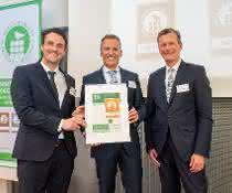 Gerüste + Schalungen: Deutsche Zementwerke von HeidelbergCement erhalten CSC-Zertifikat Silber BTB-Hauptgeschäftsführer Dr. Olaf Aßbrock überreichte das CSC-Zertifikat an Dr. Markus Pfeuffer (Mitte), Mitglied der Geschäftsführung, Heidelberger Beton GmbH und Matthias Elser (li.), Technischer Betriebsleiter der Heidelberger Beton GmbH - Region Süd-West, die die Auszeichnung stellvertretend für die Heidelberger Beton GmbH entgegen nahmen.Bildquelle: BTB / Edelbruch