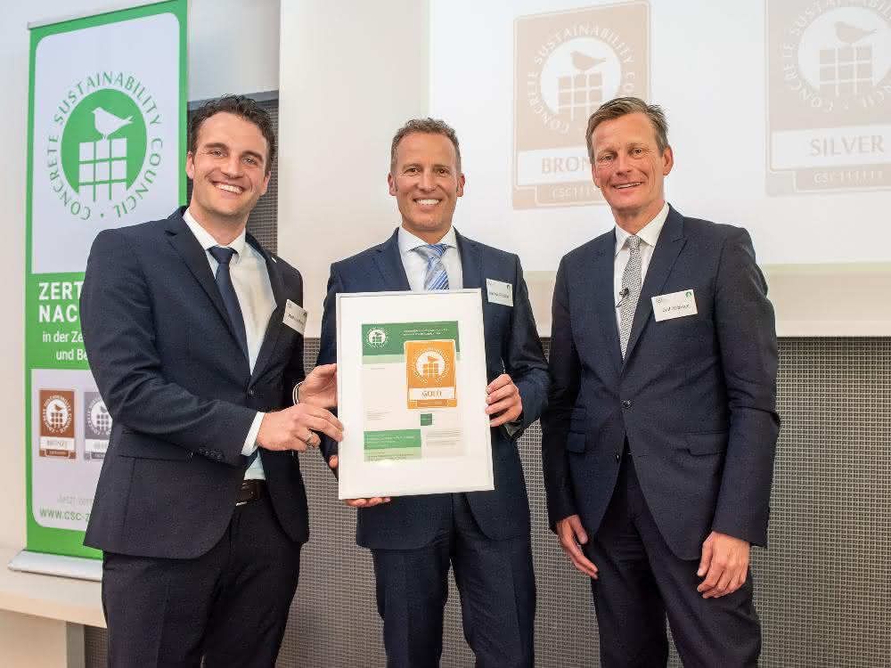 BTB-Hauptgeschäftsführer Dr. Olaf Aßbrock überreichte das CSC-Zertifikat an Dr. Markus Pfeuffer (Mitte), Mitglied der Geschäftsführung, Heidelberger Beton GmbH und Matthias Elser (li.), Technischer Betriebsleiter der Heidelberger Beton GmbH - Region Süd-West, die die Auszeichnung stellvertretend für die Heidelberger Beton GmbH entgegen nahmen.Bildquelle: BTB / Edelbruch