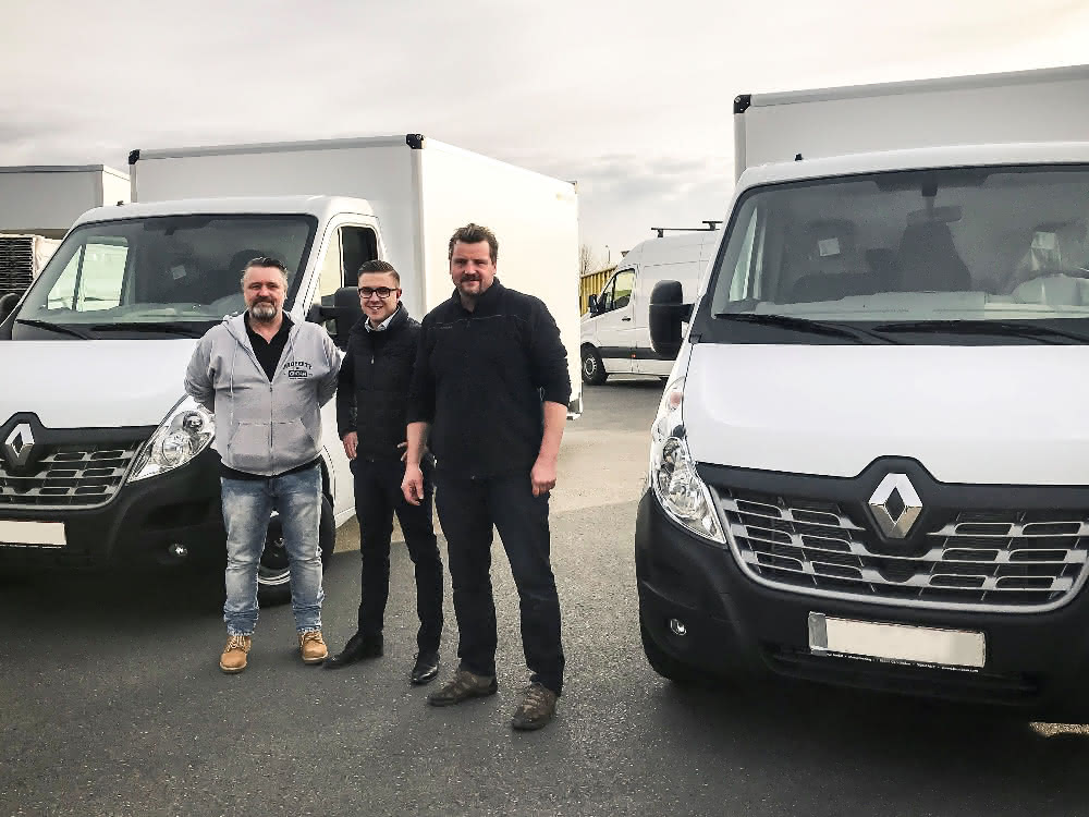 Humbaur übergibt zwei Renault mit Kofferaufbauten an Kunden