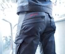 Piktogramme, auf der Schutzkleidung sichtbar außen angebracht, helfen schnell zu erkennen, ob die richtige Schutzkleidung getragen wird.