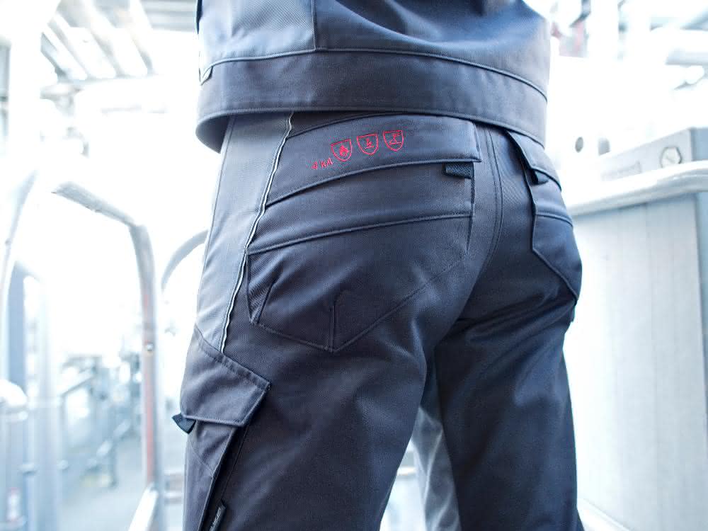 Piktogramme, auf der Schutzkleidung sichtbar außen angebracht, helfen schnell zu erkennen, ob die richtige Schutzkleidung getragen wird.