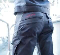Piktogramme, auf der Schutzkleidung sichtbar außen angebracht, helfen schnell zu erkennen, ob die richtige Schutzkleidung getragen wird.
