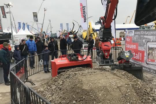Am MAWEV-Partnerstand von MTS scharten sich Neugierige, um den 3D-Minibagger live zu erleben.