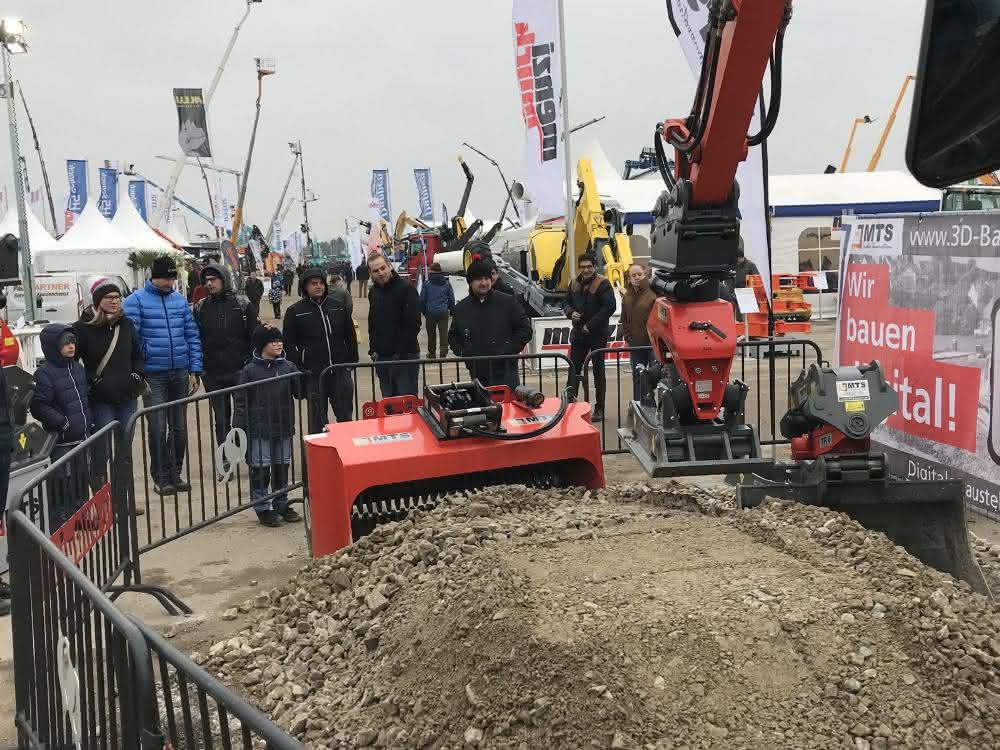 Am MAWEV-Partnerstand von MTS scharten sich Neugierige, um den 3D-Minibagger live zu erleben.