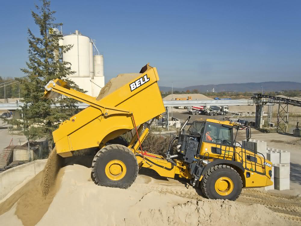 Dank weit öffnender Heckklappe steigt das Muldenvolumen der abgasbeheizten Mulde des Bell B30E 4x4 auf knapp 20 m³ (SAE 2:1).