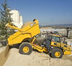 Dank weit öffnender Heckklappe steigt das Muldenvolumen der abgasbeheizten Mulde des Bell B30E 4x4 auf knapp 20 m³ (SAE 2:1).