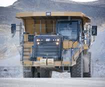 Routine in Form von stets gleichen Fahrwegen kann zur Ermüdung führen. Caterpillar setzt nun auf ein Kamerasystem in der Kabine, das die Ermüdung des Fahrers registriert.