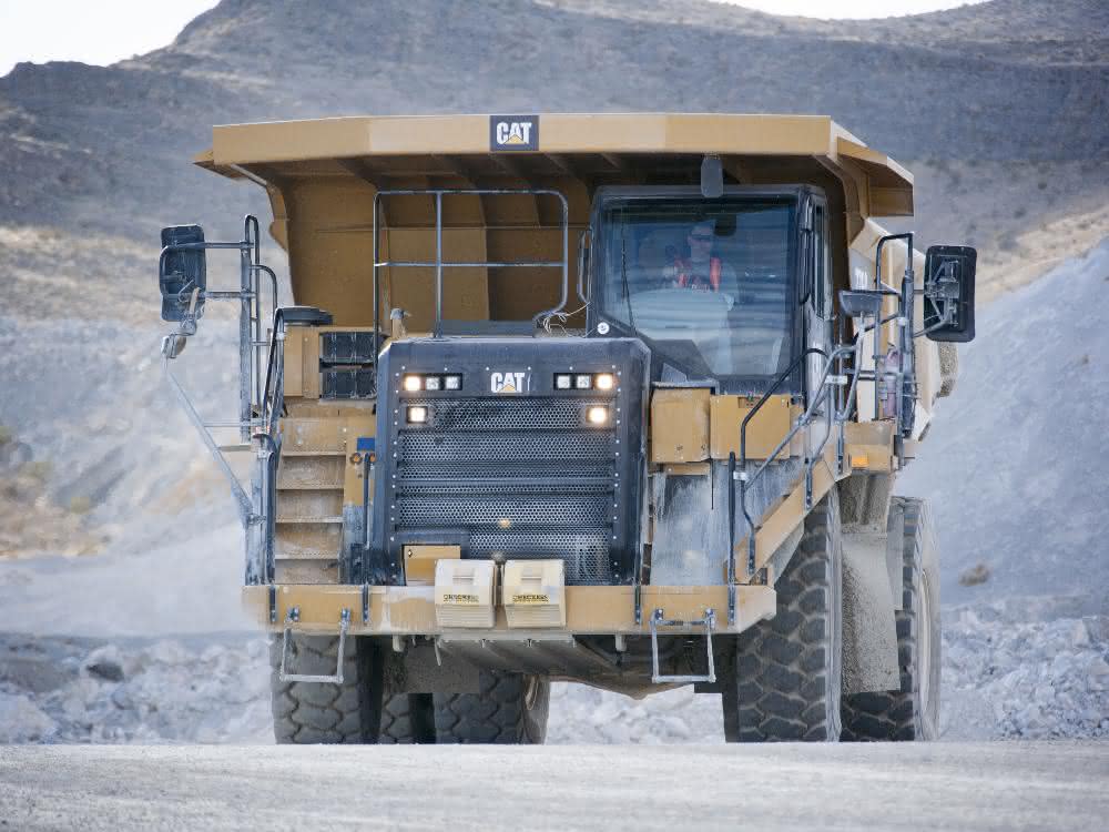 Routine in Form von stets gleichen Fahrwegen kann zur Ermüdung führen. Caterpillar setzt nun auf ein Kamerasystem in der Kabine, das die Ermüdung des Fahrers registriert.