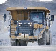 Routine in Form von stets gleichen Fahrwegen kann zur Ermüdung führen. Caterpillar setzt nun auf ein Kamerasystem in der Kabine, das die Ermüdung des Fahrers registriert.
