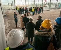 Grundsteinlegung der Kiesel Welt: Beim Blick in die künftige Ausstellungshalle werden die großzügigen Dimensionen des Forums deutlich.