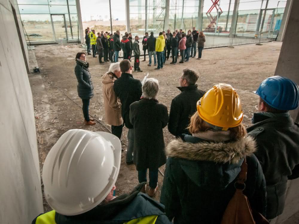Grundsteinlegung der Kiesel Welt: Beim Blick in die künftige Ausstellungshalle werden die großzügigen Dimensionen des Forums deutlich.