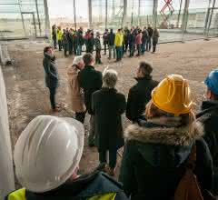 Grundsteinlegung der Kiesel Welt: Beim Blick in die künftige Ausstellungshalle werden die großzügigen Dimensionen des Forums deutlich.