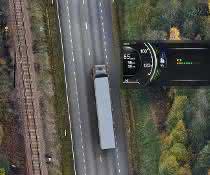Bau-Lkw: Aufmerksamkeitsassistent senkt Unfallrisiko Mit dem Prognoseassistenten von Scania wir dem Fahrer ein „kombinierter Aufmerksamkeitsgrad“ angezeigt, der auch Warnmeldungen auslöst.