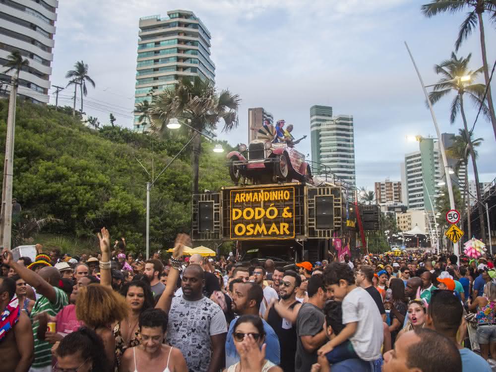 Historisches Ford T-Modell beim Karneval in Brasilien