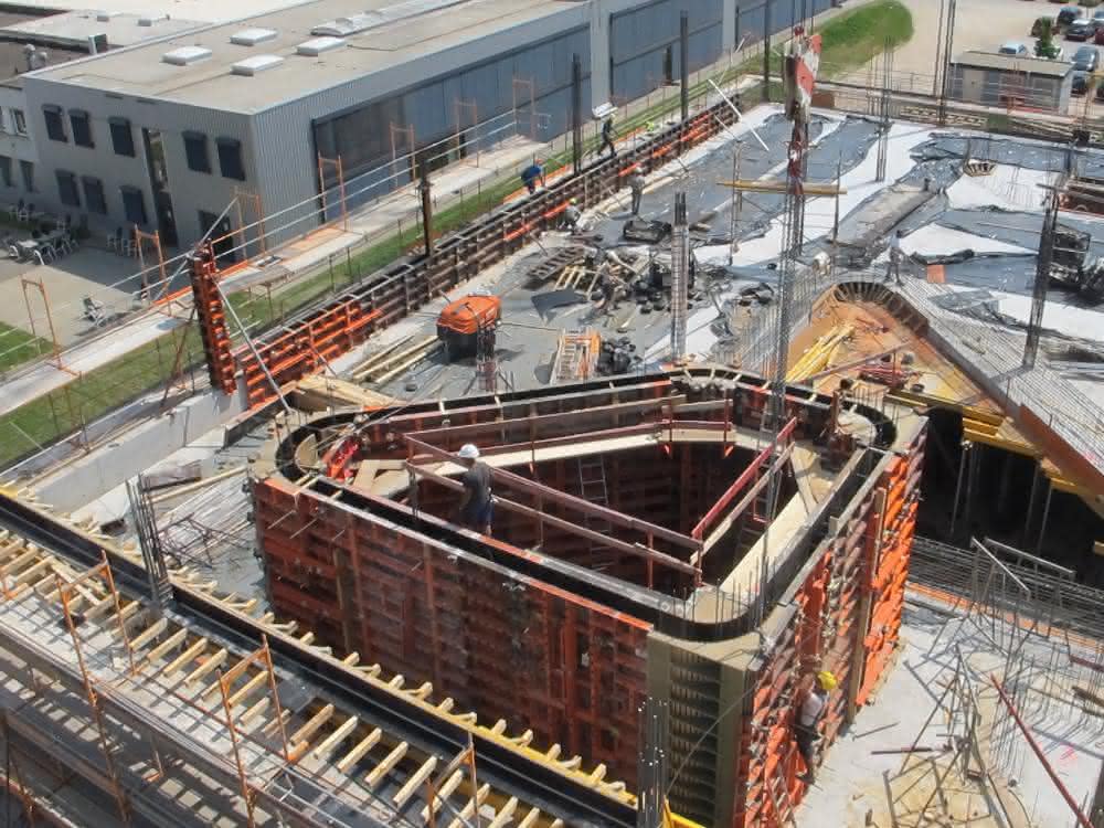 Gerüste + Schalungen: Außen abgerundete Ecken – innen Open-Space-Arbeitsplätze