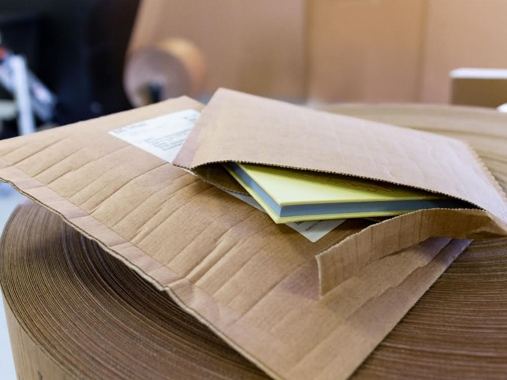 Recycled corrugated cardboard without additives