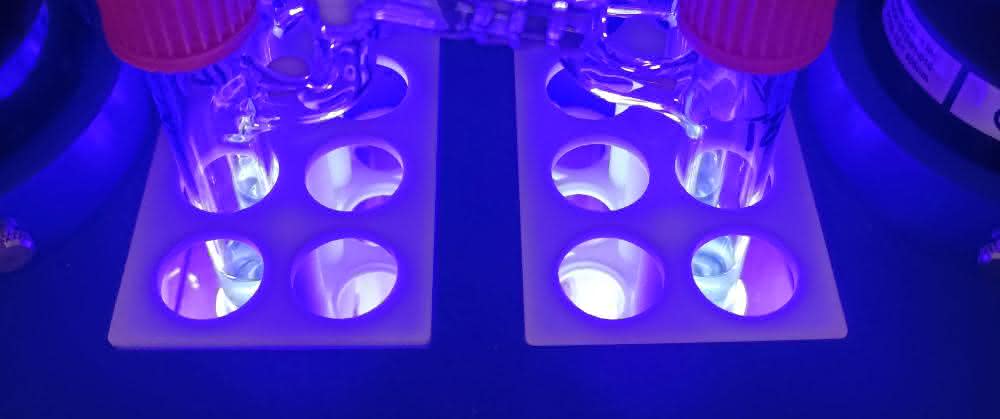 Laborapparatur erzeugt blaues Licht für photochemische Reaktionen Laborapparatur erzeugt blaues Licht für photochemische Reaktionen
