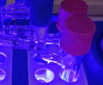 Laborapparatur erzeugt blaues Licht für photochemische Reaktionen Laborapparatur erzeugt blaues Licht für photochemische Reaktionen