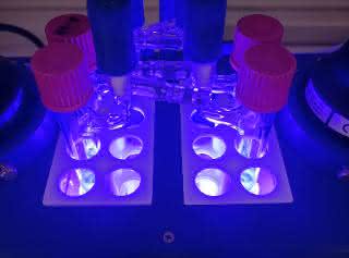 Laborapparatur erzeugt blaues Licht für photochemische Reaktionen Laborapparatur erzeugt blaues Licht für photochemische Reaktionen