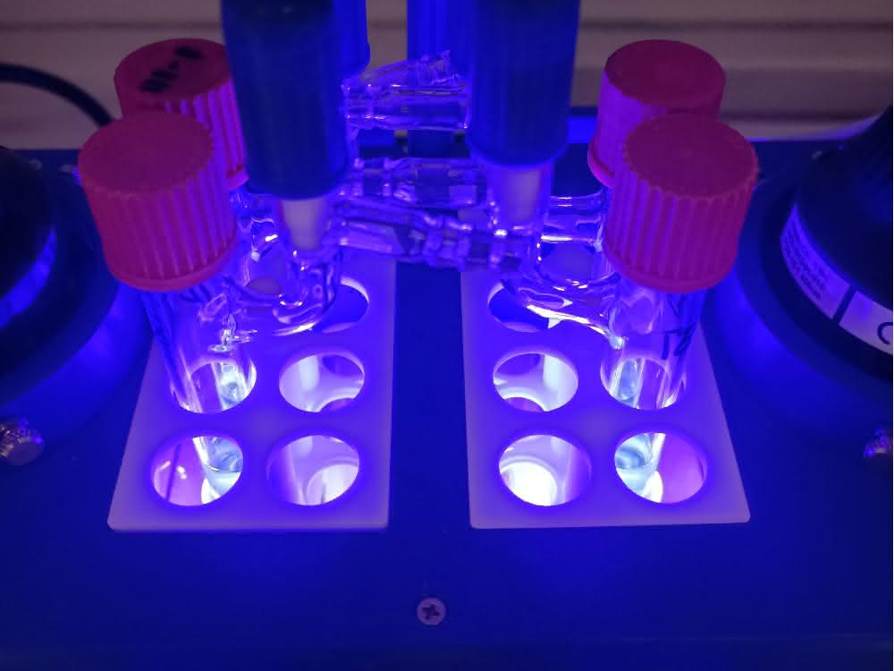 Laborapparatur erzeugt blaues Licht für photochemische Reaktionen