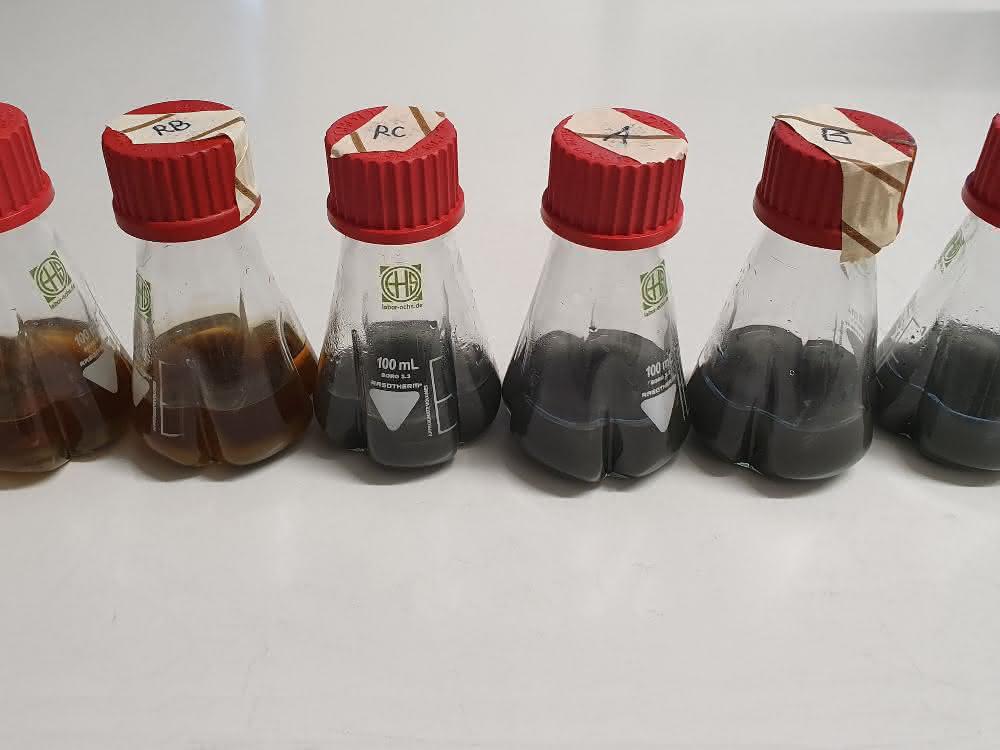 Forschungsprojekt: Elektronenstrahltechnologie im Bioreaktor nutzen Probengläschen mit Flüssigkeiten