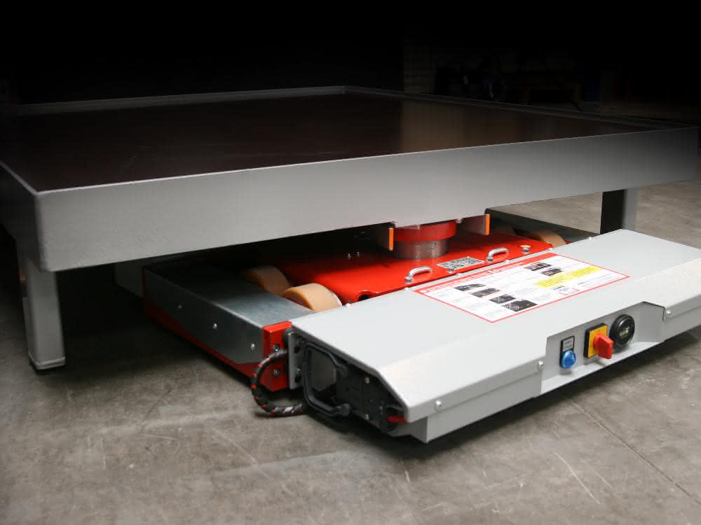 Jung shows electrically driven chassis with lift