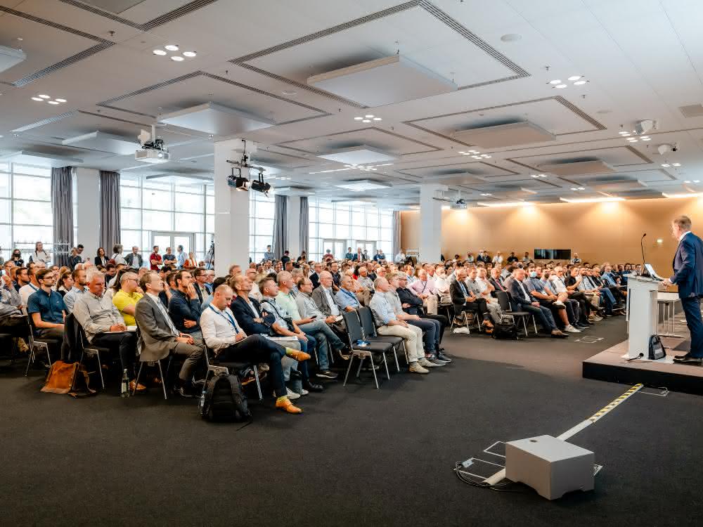 Vortragender und Publikum (Achema-Kongress 2022)