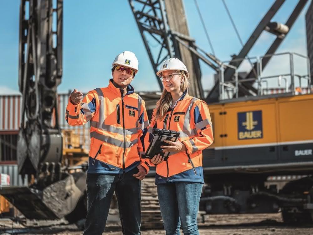 Baugrube in der Mainmetropole: Auftrag für Bauer Spezialtiefbau Bauleiterin Severine Ax mit Bauleiter Jonas Höltje