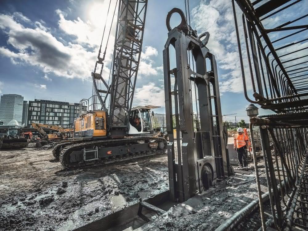 Baugrube in der Mainmetropole: Auftrag für Bauer Spezialtiefbau MC 64 Seilbagger mit Greifer